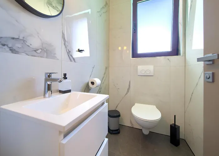 House Fra&la With Private Pool *