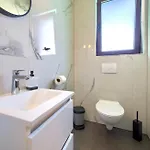 House Fra&la With Private Pool *