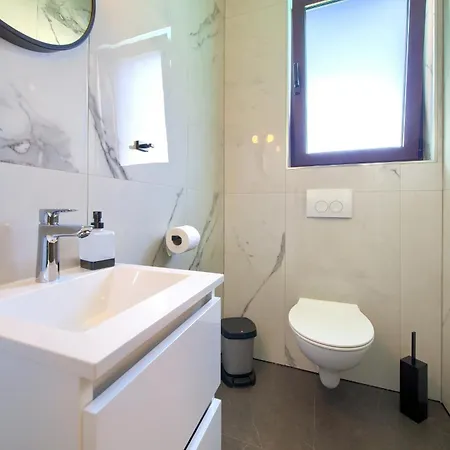 House Fra&la With Private Pool *