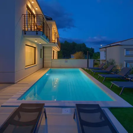 House Fra&la With Private Pool Nyaraló